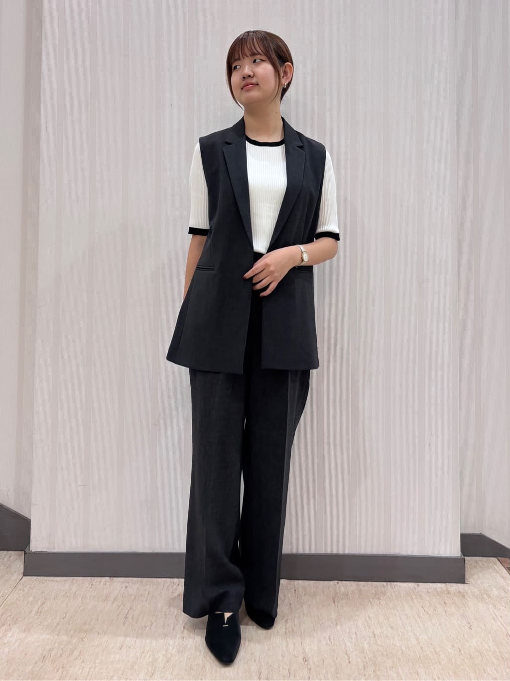 ちひさんの「INDIVI｜【洗える／セットアップ可能】凹凸ストレッチ素材ストレートパンツ」を使ったコーディネート