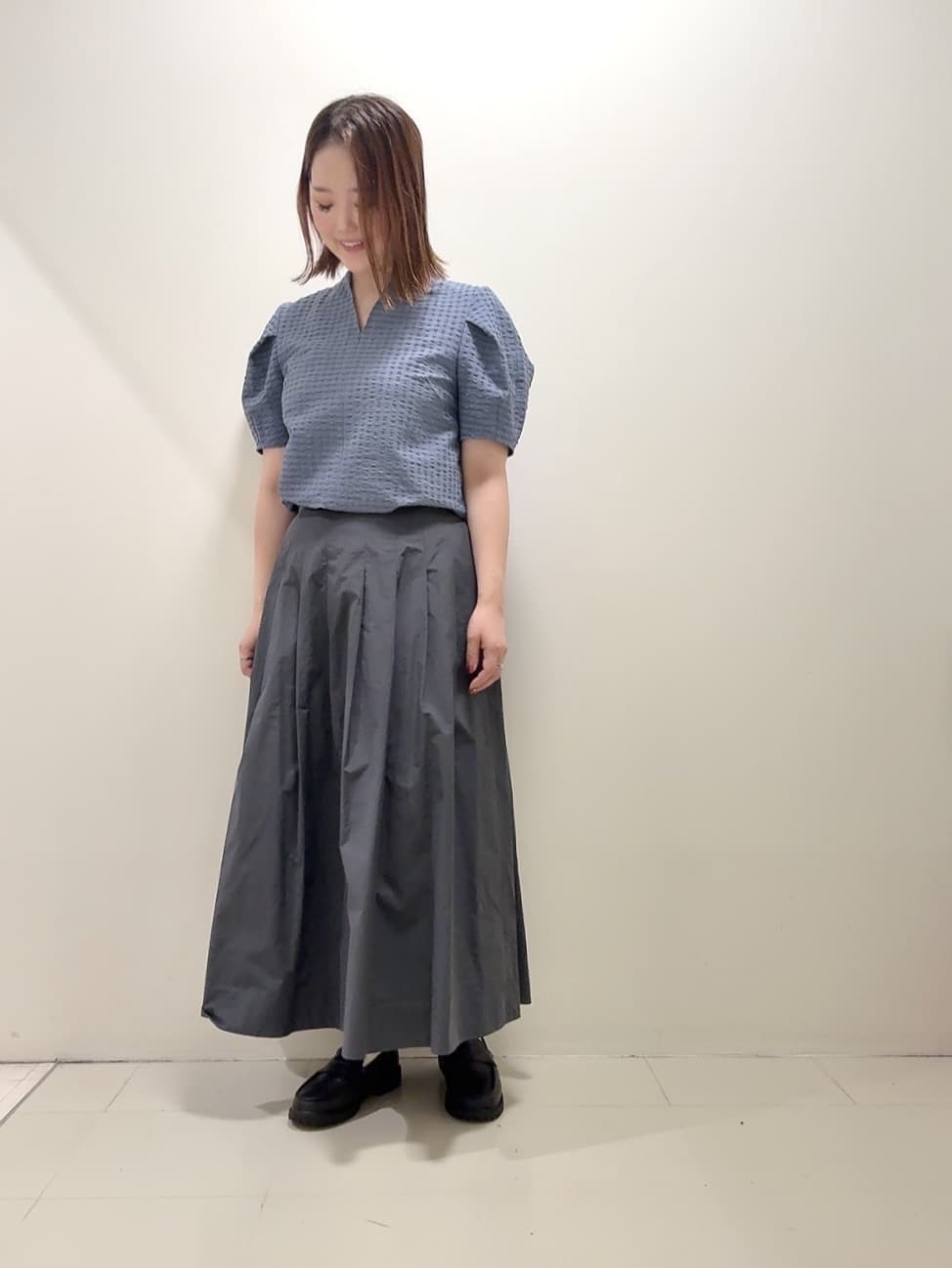 YUIさんの「UNTITLED｜【吸水速乾/ストレッチ/Vネック】フォルムスリーブ ブラウス」を使ったコーディネート