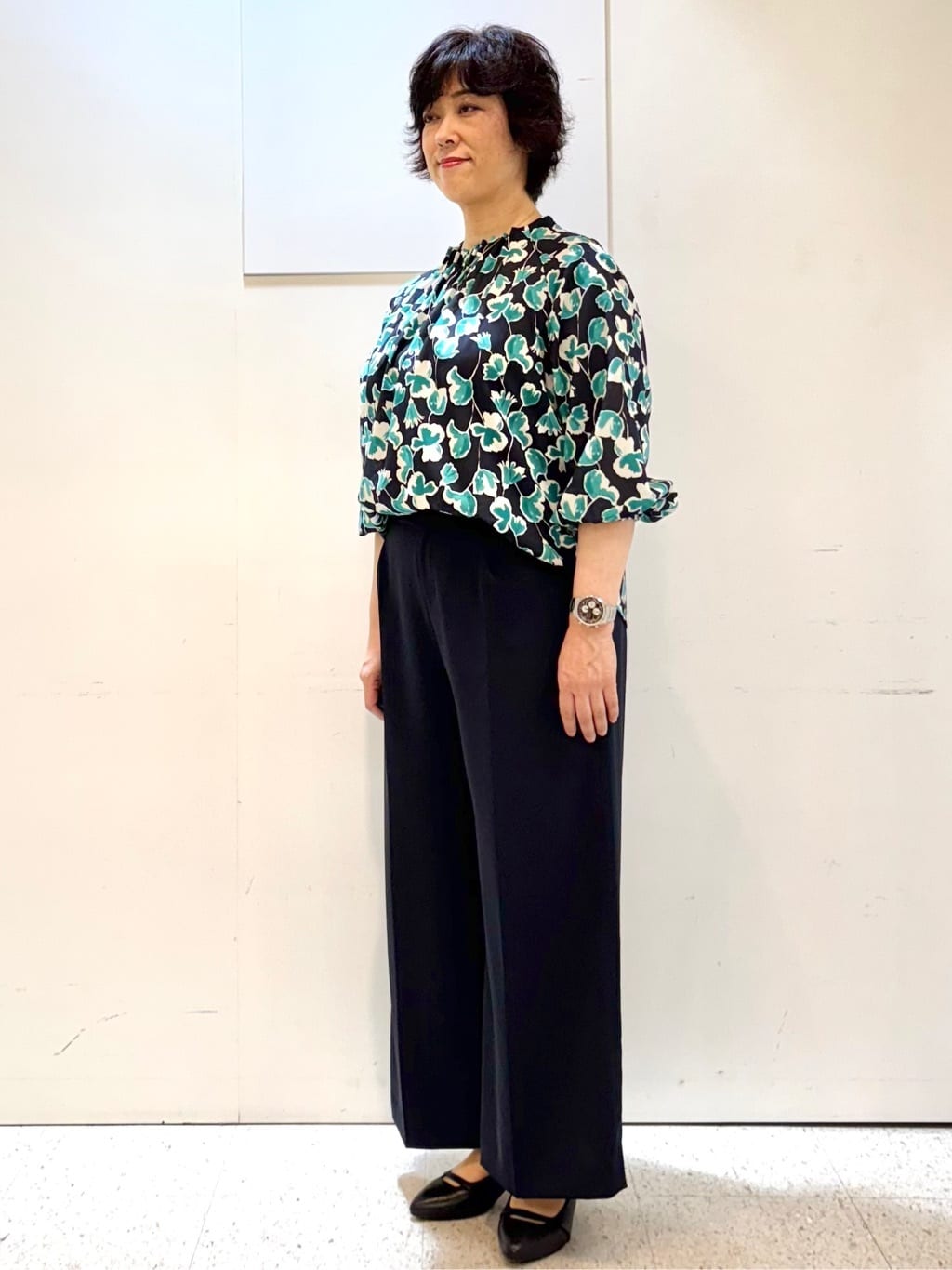 ヤスコさんの「Reflect｜【ジャケットのインナーにおすすめ◎】花柄タックデザインブブラウス」を使ったコーディネート