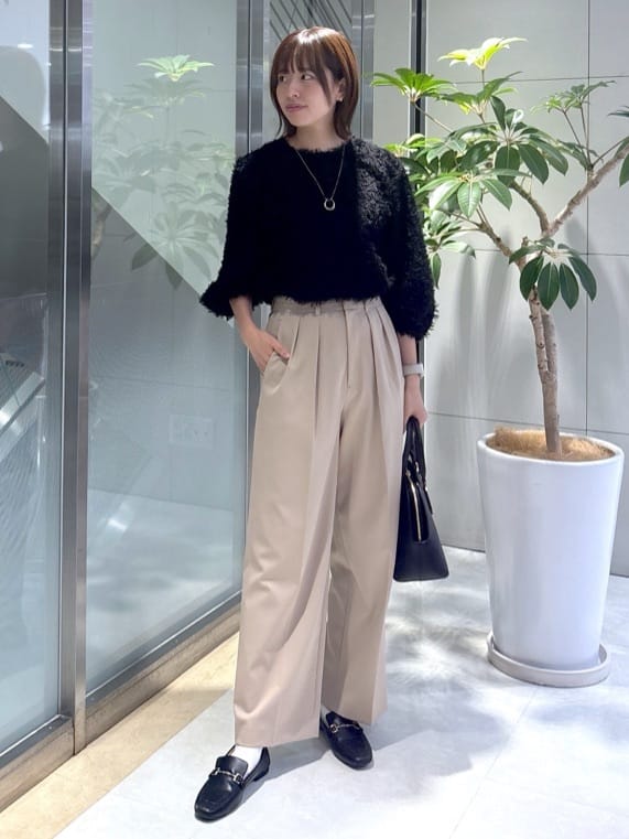 yukaさんの「UNTITLED｜【洗える/はっ水/後ろウエストゴム】ストレッチ2タックワイドパンツ」を使ったコーディネート
