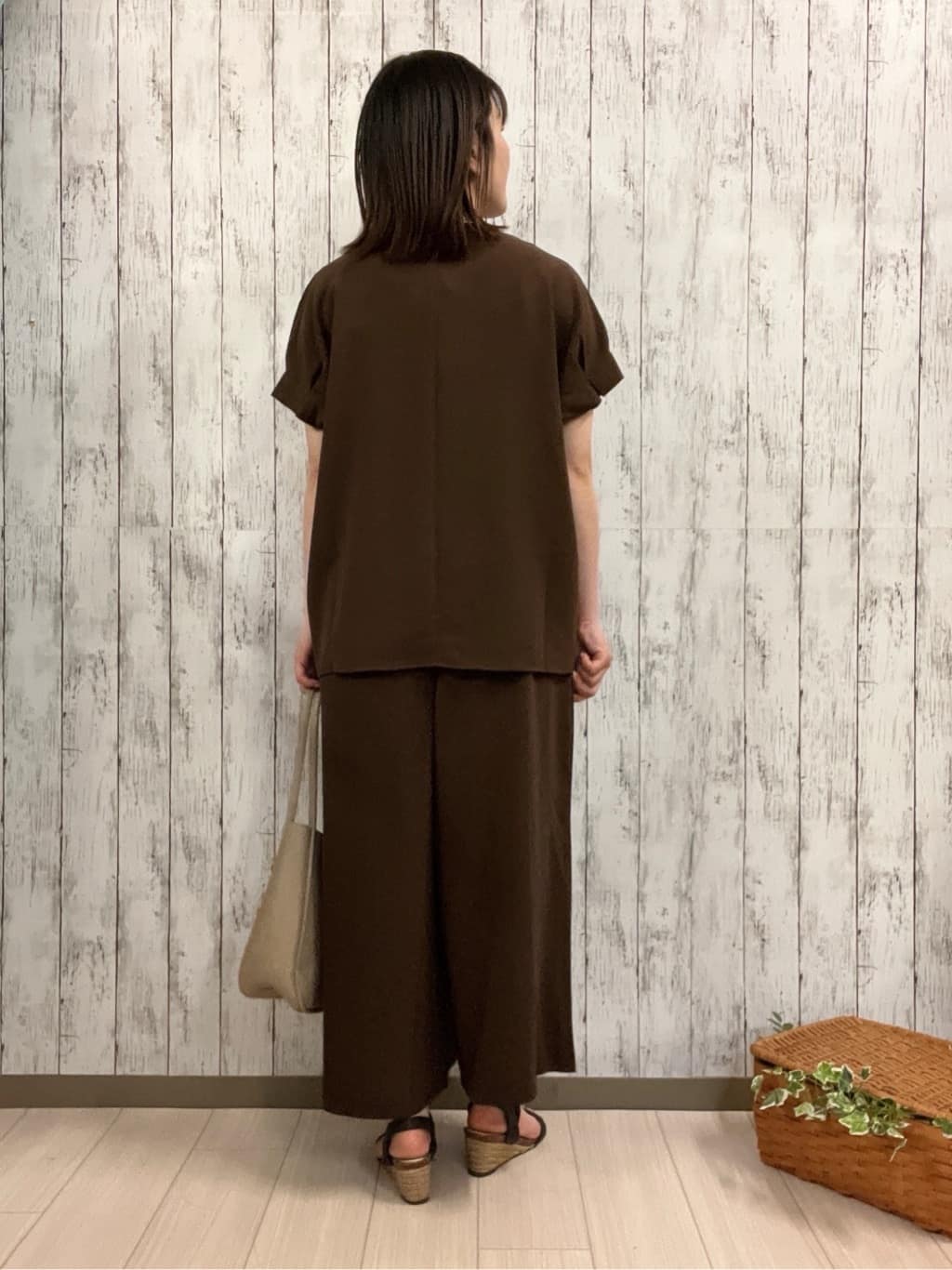 シカさんの「SHOO･LA･RUE｜【S-LL/セットアップ可/ひんやり】きちんと見えで上品 お袖タック スキッパーブラウス」を使ったコーディネート
