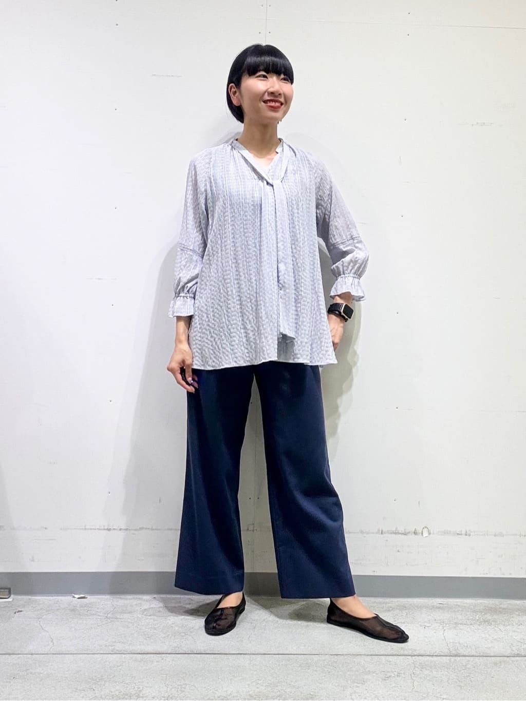 naoさんの「INDIVI｜【洗える／シャーリング素材】ボリューム袖エアリーブラウス」を使ったコーディネート