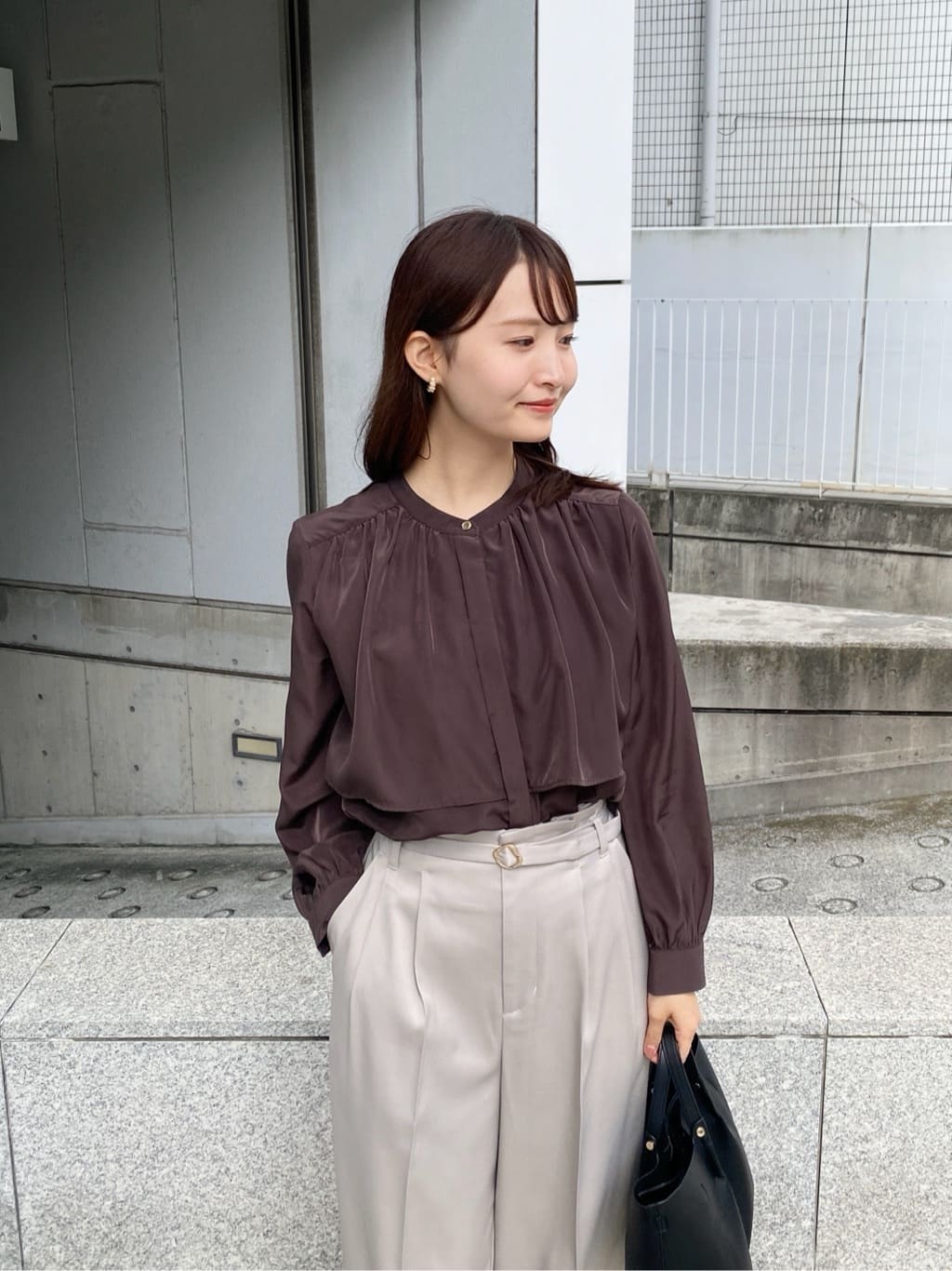 みさかさんの「index｜サテンバンドカラーブラウス【洗濯機OK／イージーアイロン】」を使ったコーディネート