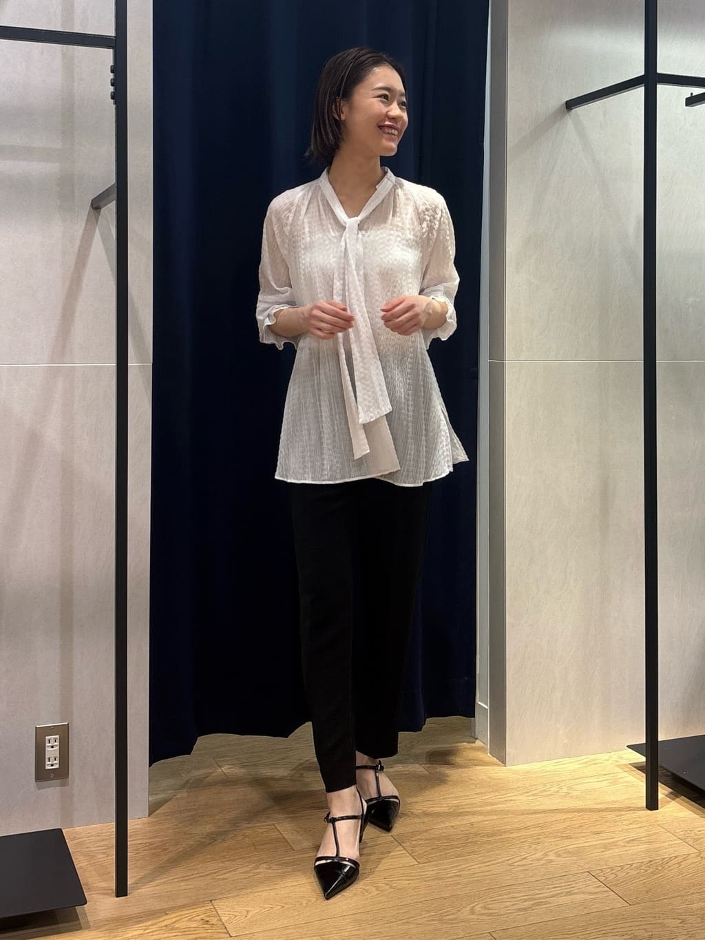kanaeさんの「INDIVI｜【洗える／シャーリング素材】ボリューム袖エアリーブラウス」を使ったコーディネート