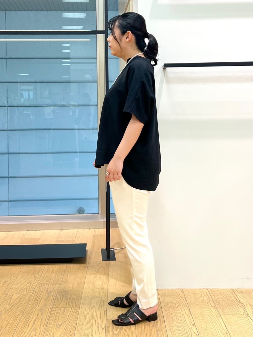 shimaさんの「INDIVI｜【90cm四方】ボタニカル柄大判スカーフ」を使ったコーディネート