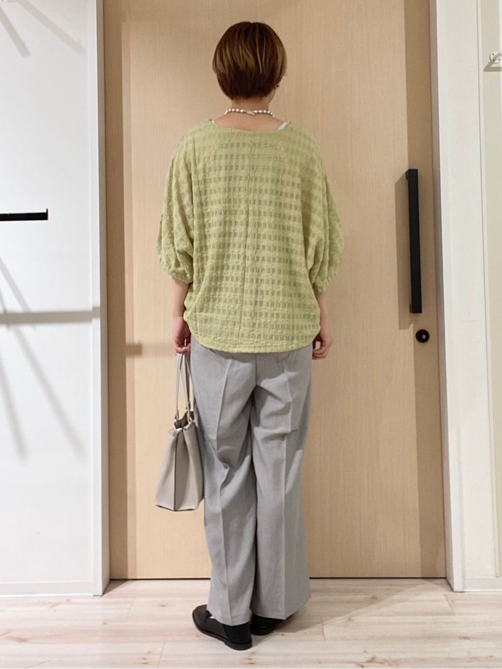 ひらしーさんの「SHOO･LA･RUE｜【S-LL】涼やかで好印象 シアーチェック ドルマントップス」を使ったコーディネート