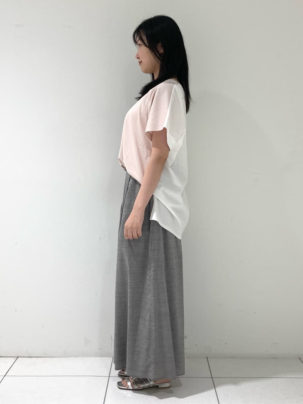 momokoさんの「INDIVI｜【洗える／汗ジミ防止】バイカラー＆アシメヘム Tシャツ」を使ったコーディネート