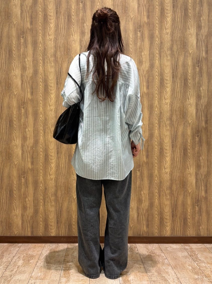 Haruさんの「SHOO･LA･RUE｜【S-LL】程よい透け感 ストライプ柄 お袖ギャザーデザインシャツ」を使ったコーディネート