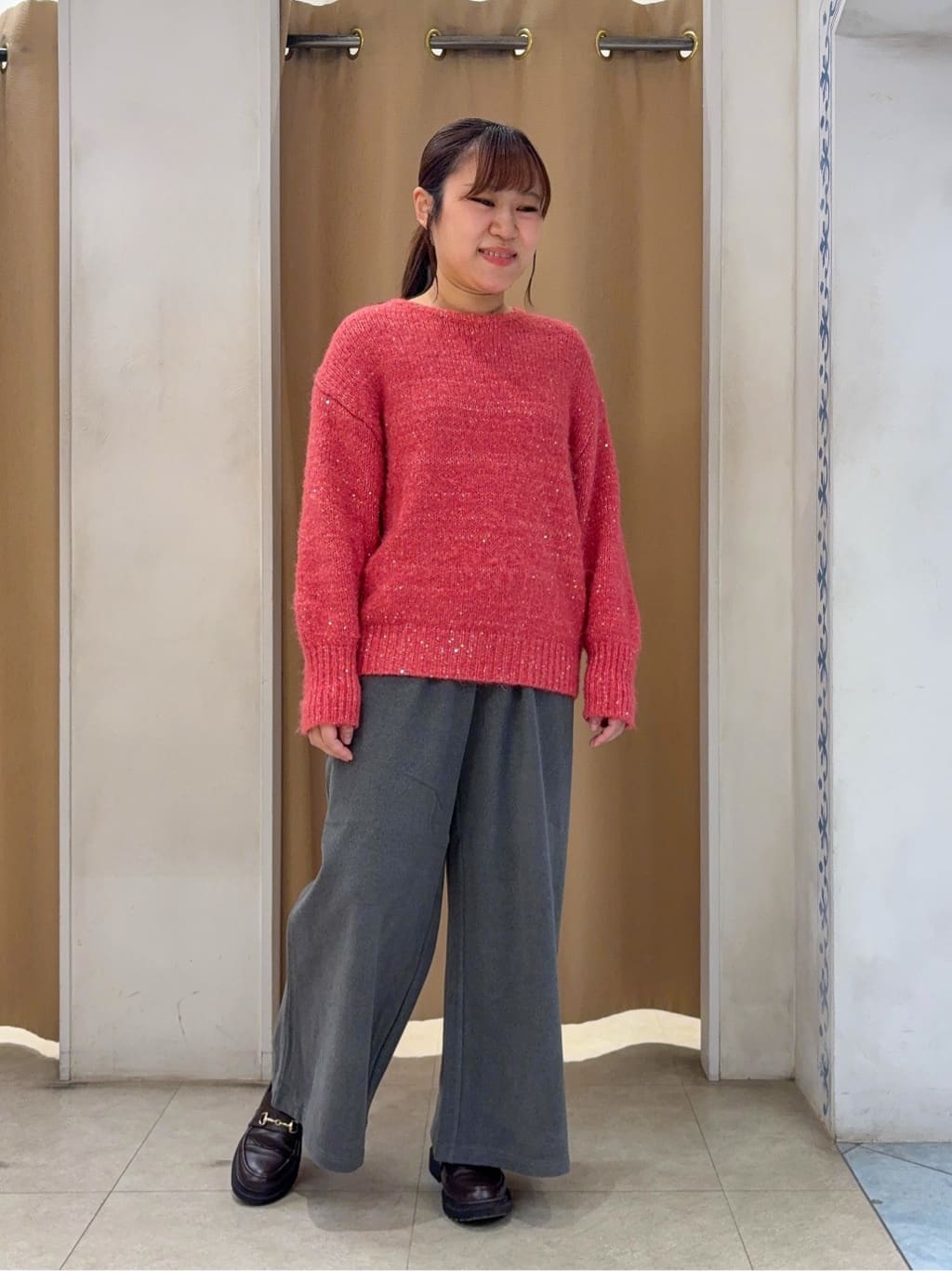 SO(R)Aさんの「SHOO･LA･RUE｜【洗濯機可/S-LL】上品にキラリと華やぐ スパンコールニット」を使ったコーディネート