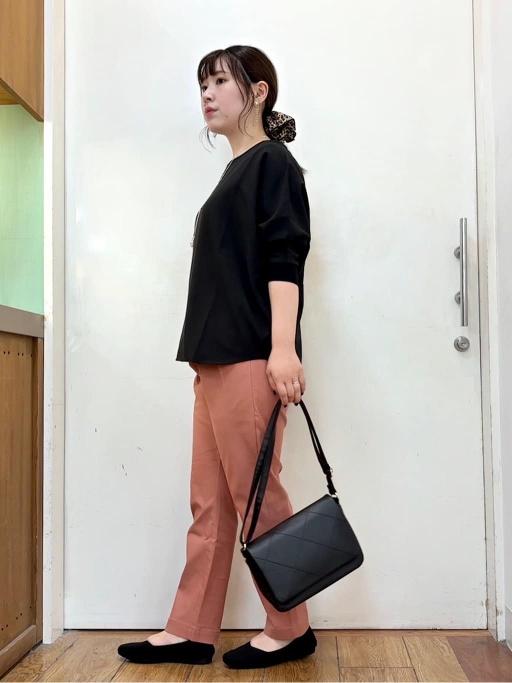 だいわさんの「SHOO･LA･RUE｜【洗える/S-LL/美脚シルエット】ハイパーストレッチ テーパードパンツ」を使ったコーディネート
