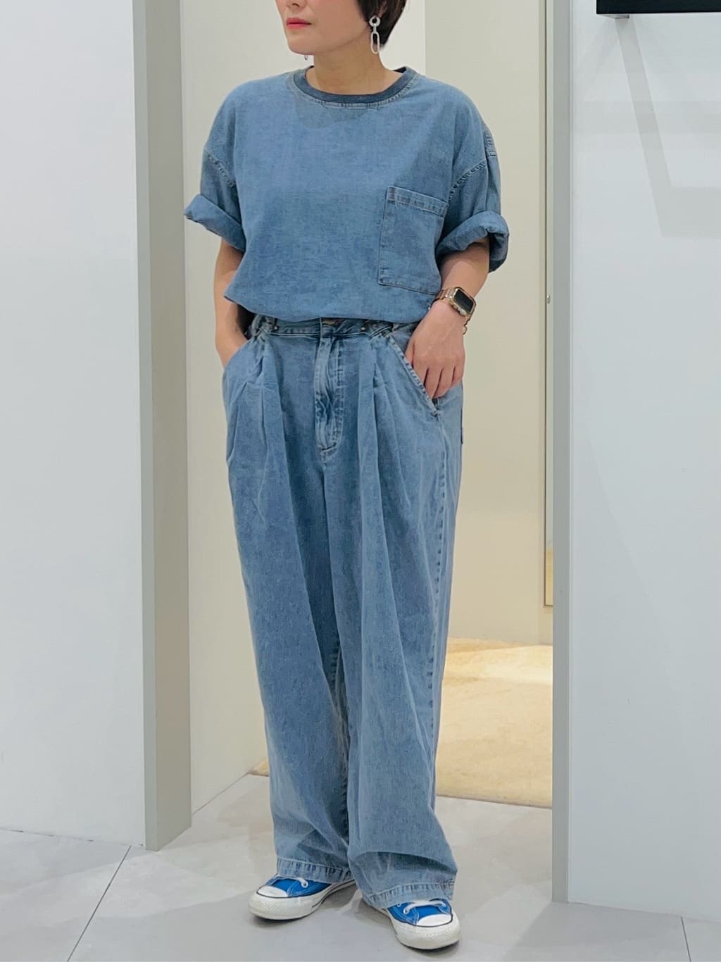 タナさんの「THE SHOP TK｜ライトデニム半袖Tシャツ【洗濯機OK】」を使ったコーディネート