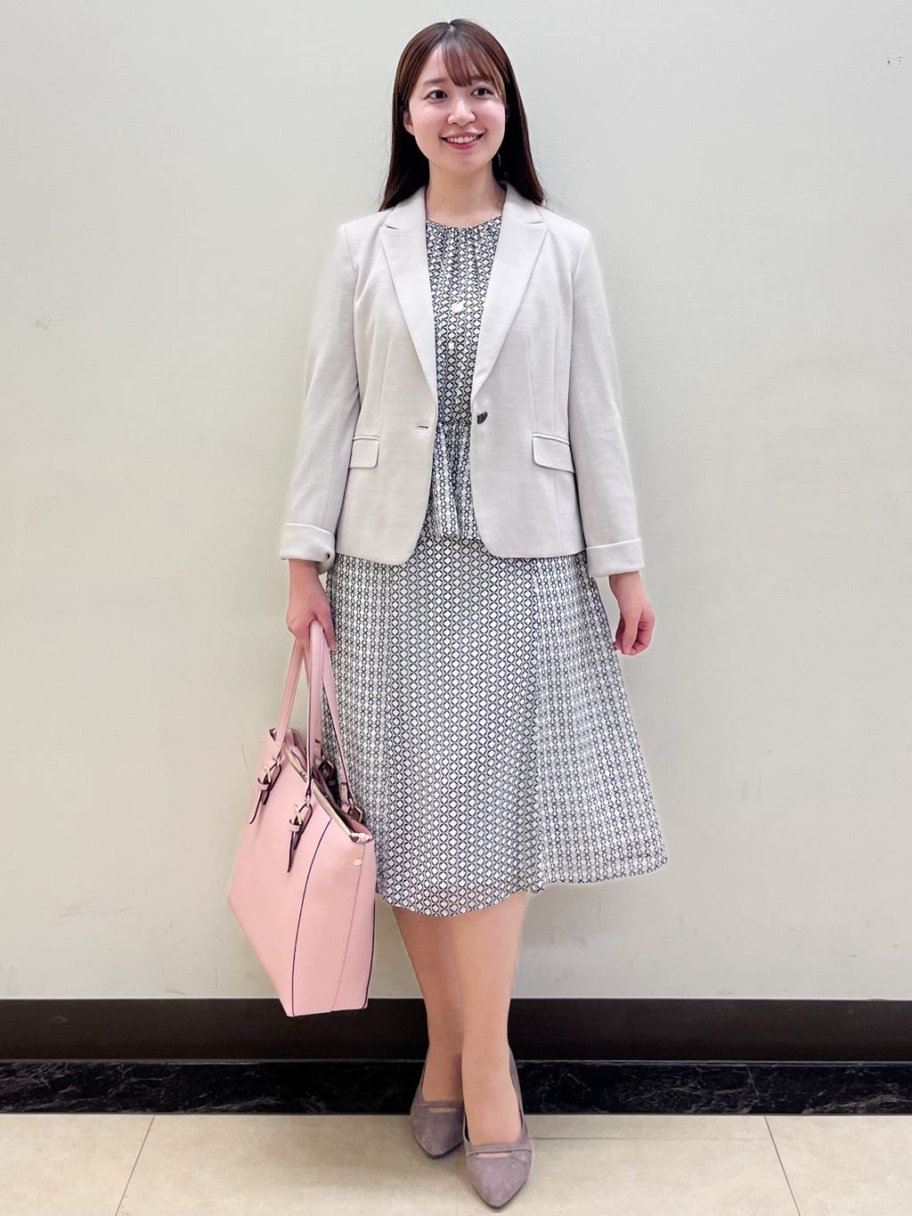 mikikoさんの「Reflect｜【きちんと見え／セットアップ可／通勤におすすめ◎】ペプラムプリントブラウス」を使ったコーディネート