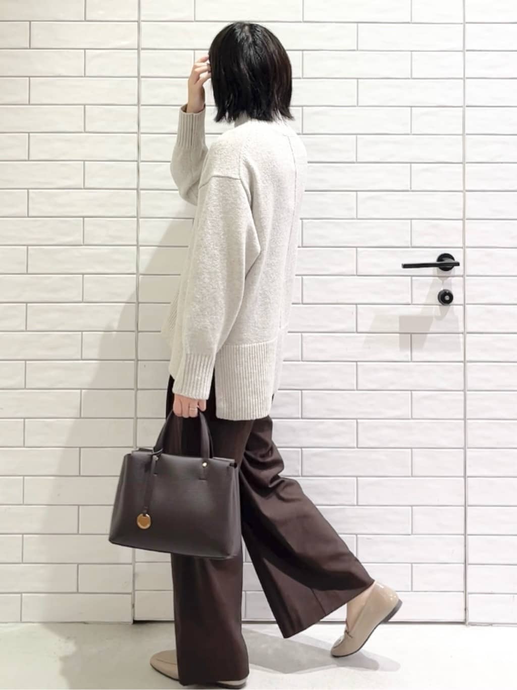 しおりさんの「OPAQUE.CLIP｜タックデザインワイドパンツ【洗濯機OK】」を使ったコーディネート