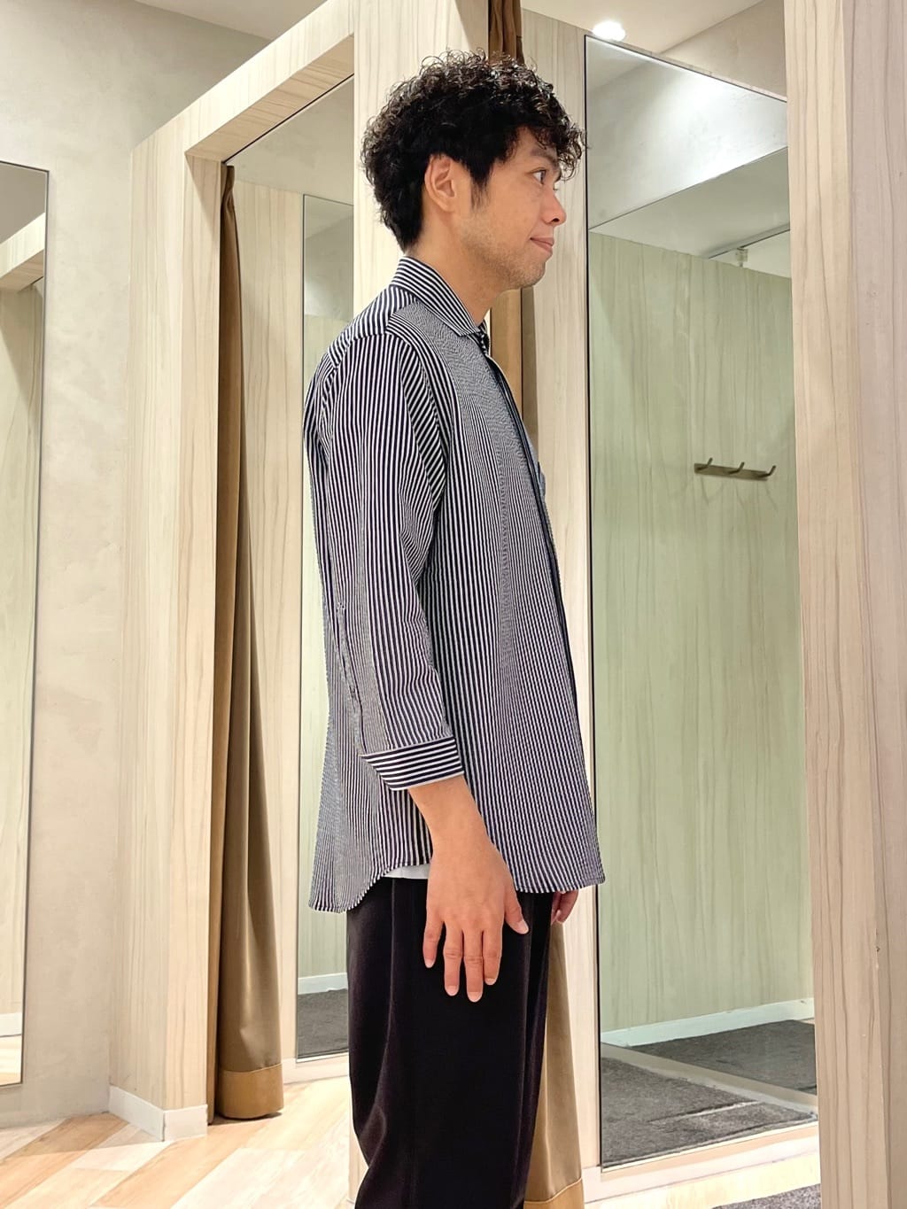 URAさんの「TAKEO KIKUCHI｜【3Dナイロンストレッチ】スリムイージーパンツ」を使ったコーディネート