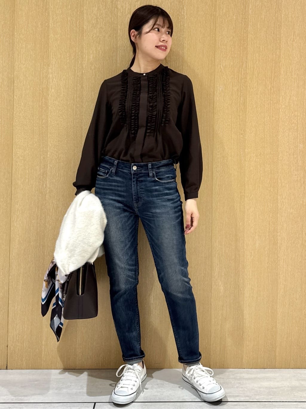nanaさんの「UNTITLED｜【1枚で着映え/オンオフ着回し】フリルサテンブラウス」を使ったコーディネート