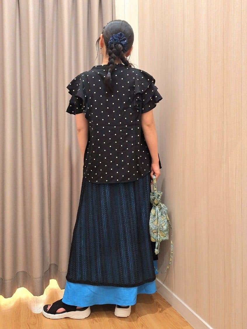 Saoさんの「SHOO･LA･RUE｜【無地/ドット柄】お袖フリルが華やぐ きれいめブラウス」を使ったコーディネート