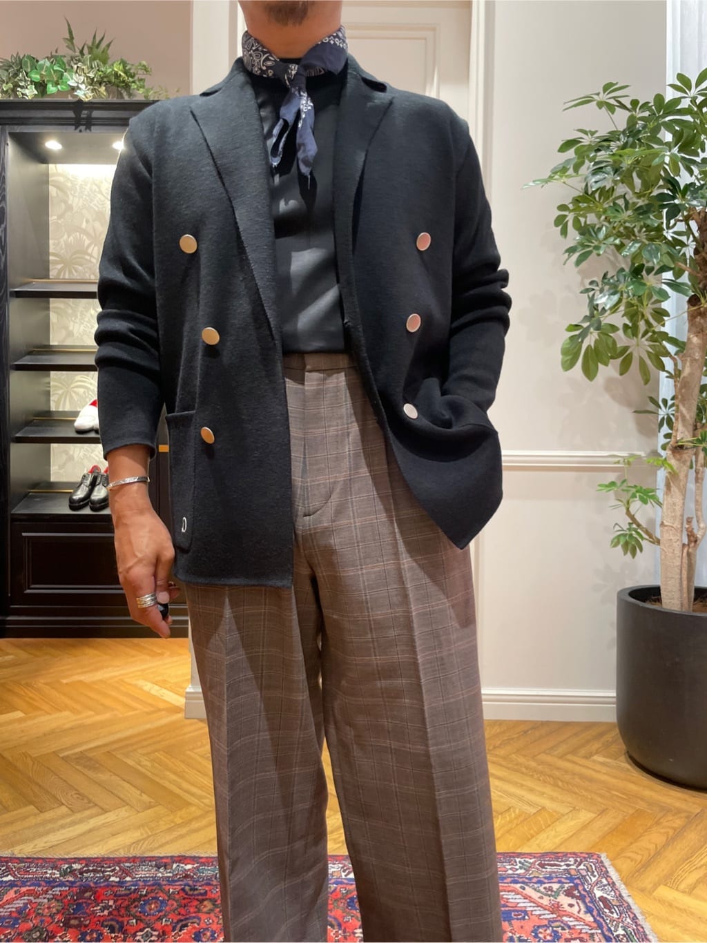 鶴田大士さんの「DRESSTERIOR｜ダブルブレスト ニットジャケット」を使ったコーディネート