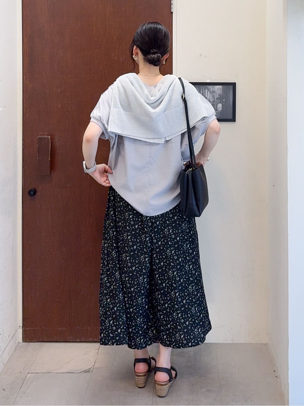 𝐇𝐢𝐫𝐨𝐦𝐢さんの「SHOO･LA･RUE｜キラッと光るラメとスパンコールが印象的 メッシュカーディガン」を使ったコーディネート