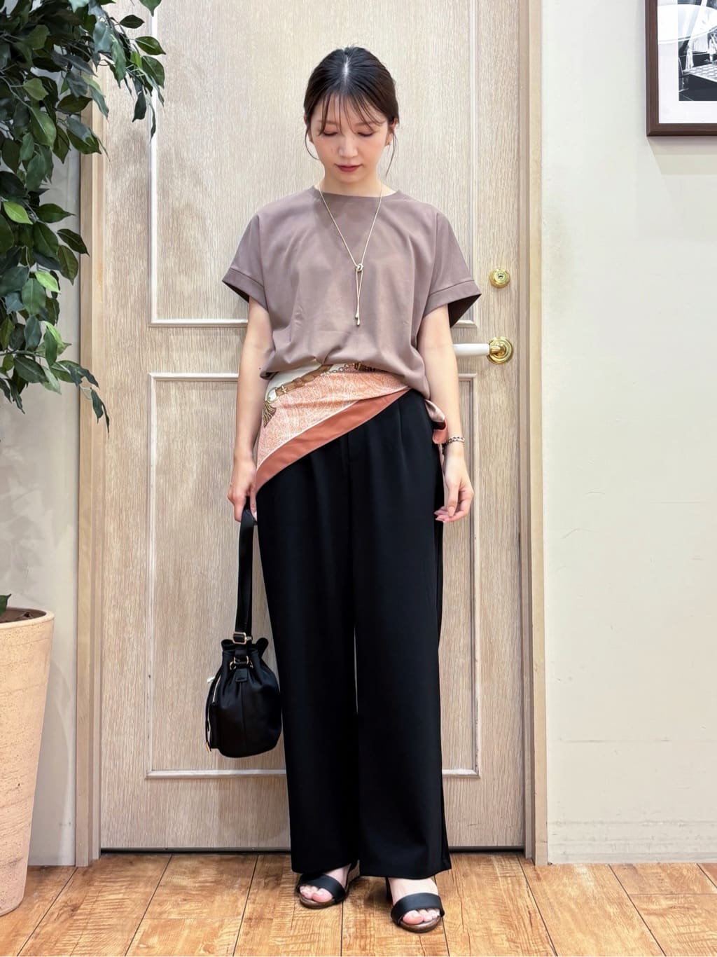 なみさんの「SHOO･LA･RUE｜【S-LL/汗ジミ軽減/ひんやり/UV】体型カバーに タック入りドルマントップス」を使ったコーディネート