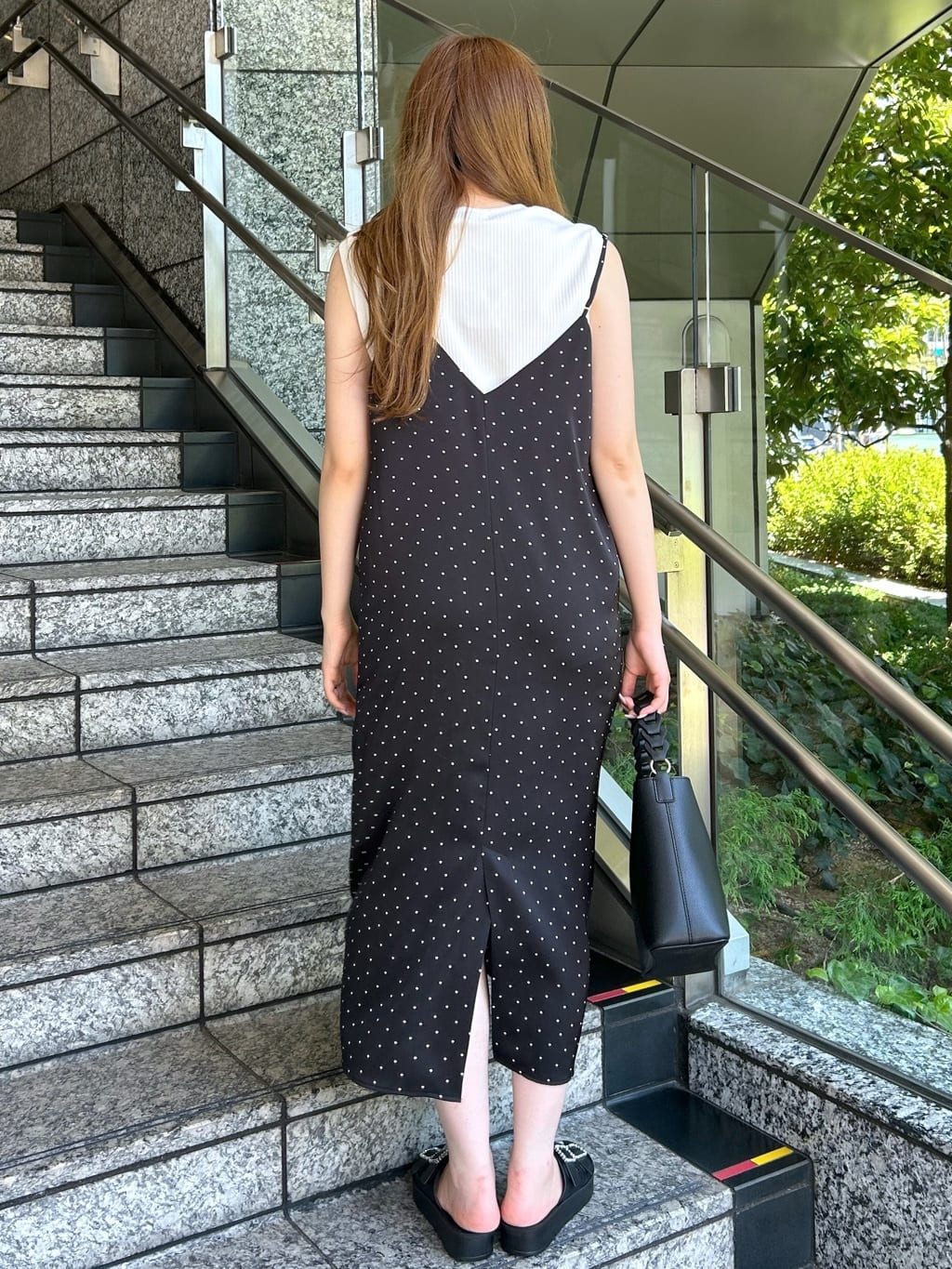 Risaさんの「OPAQUE.CLIP｜ランダムドット サテンキャミワンピース【洗濯機洗い可】」を使ったコーディネート