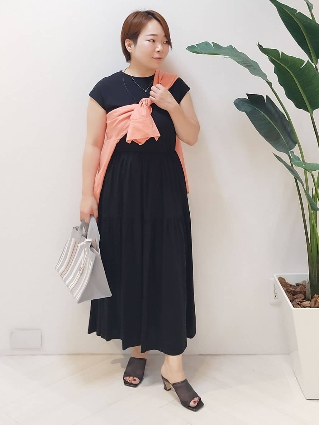 s u g iさんの「UNTITLED｜【ティアード/洗える】コットンロングワンピース」を使ったコーディネート
