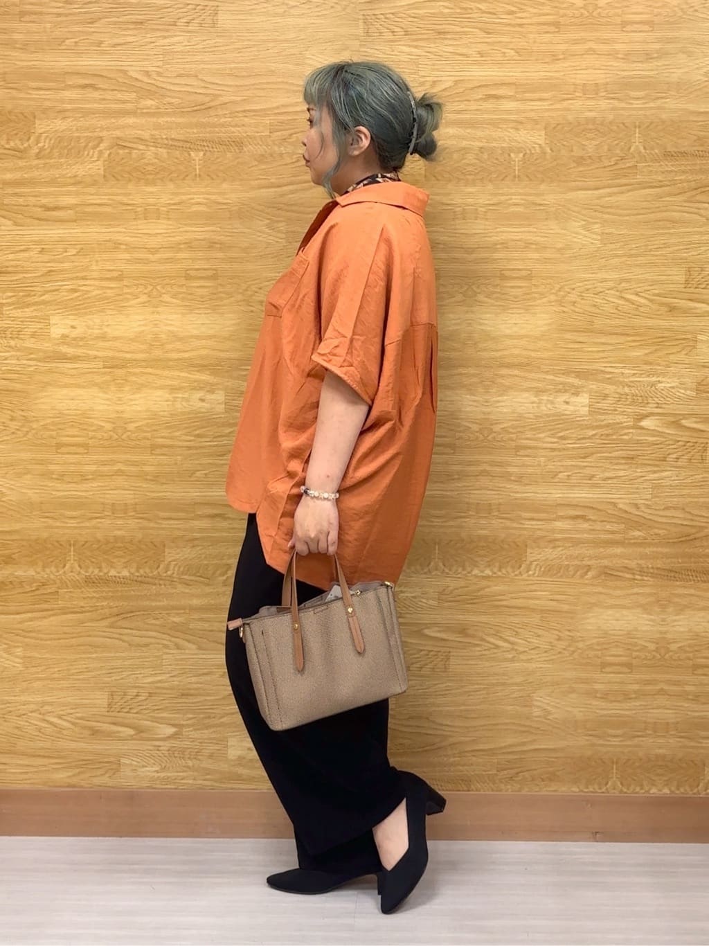 ぁむさんの「SHOO･LA･RUE｜【洗える/S-LL/5分袖】1枚でも羽織としても。さらさらドレープシャツ」を使ったコーディネート