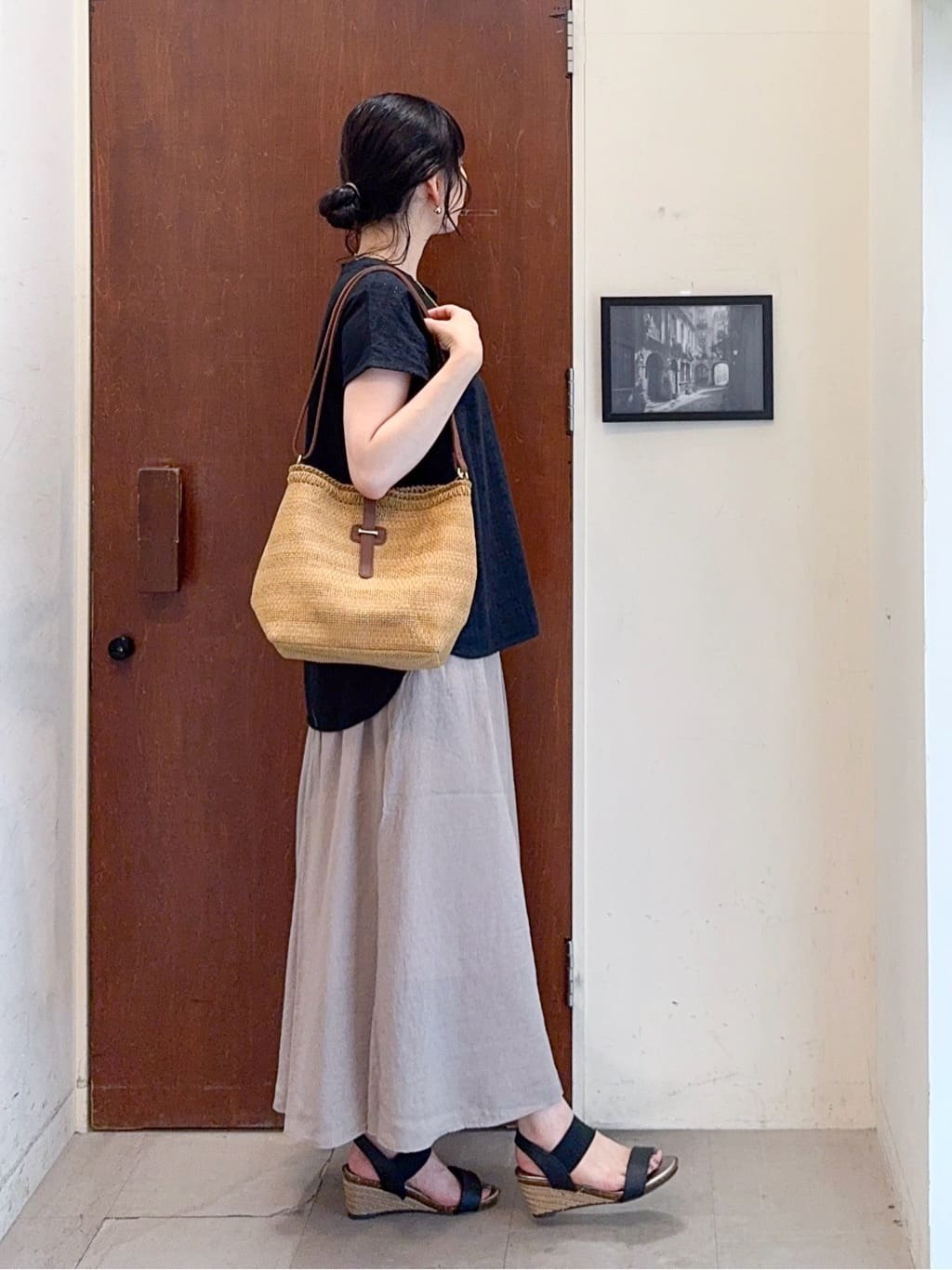 𝐇𝐢𝐫𝐨𝐦𝐢さんの「SHOO･LA･RUE｜【S-LL】抜け感とすっきり見えを叶える 刺繍レース スキッパー襟トップス」を使ったコーディネート