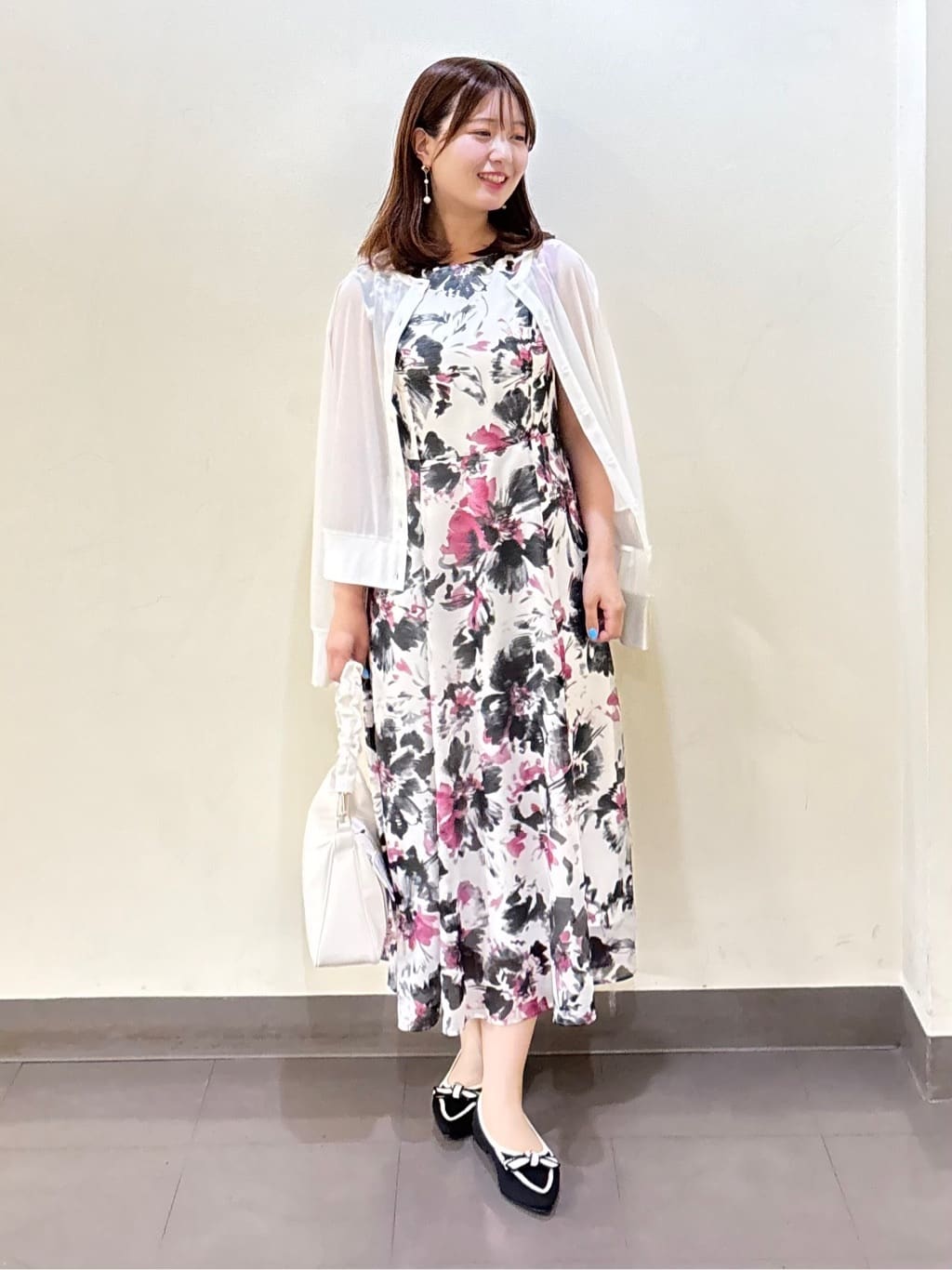いくみさんの「UNTITLED｜【シアー/エレガント/花柄/夏ワンピ】ペイントフラワーワンピース」を使ったコーディネート