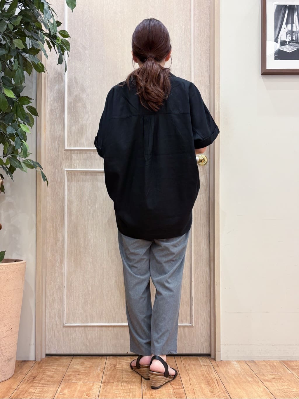なみさんの「SHOO･LA･RUE｜【S-LL/UV/接触冷感/抗菌防臭】体型を自然にカバー フレンチリネンブレンド襟付ドルマンシャツ」を使ったコーディネート