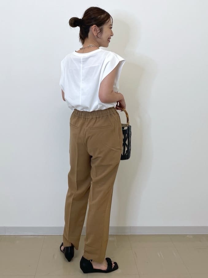Akiさんの「OPAQUE.CLIP｜ボクシーノースリーブカットソー【洗濯機洗い可】」を使ったコーディネート