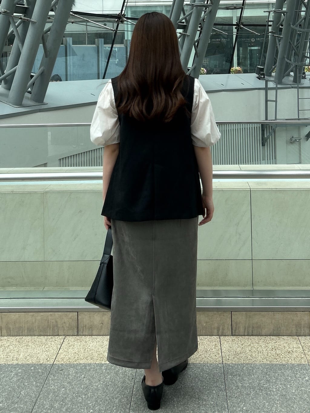 sayaさんの「OPAQUE.CLIP｜リネンライクVネックジレ【洗濯機洗い可】」を使ったコーディネート