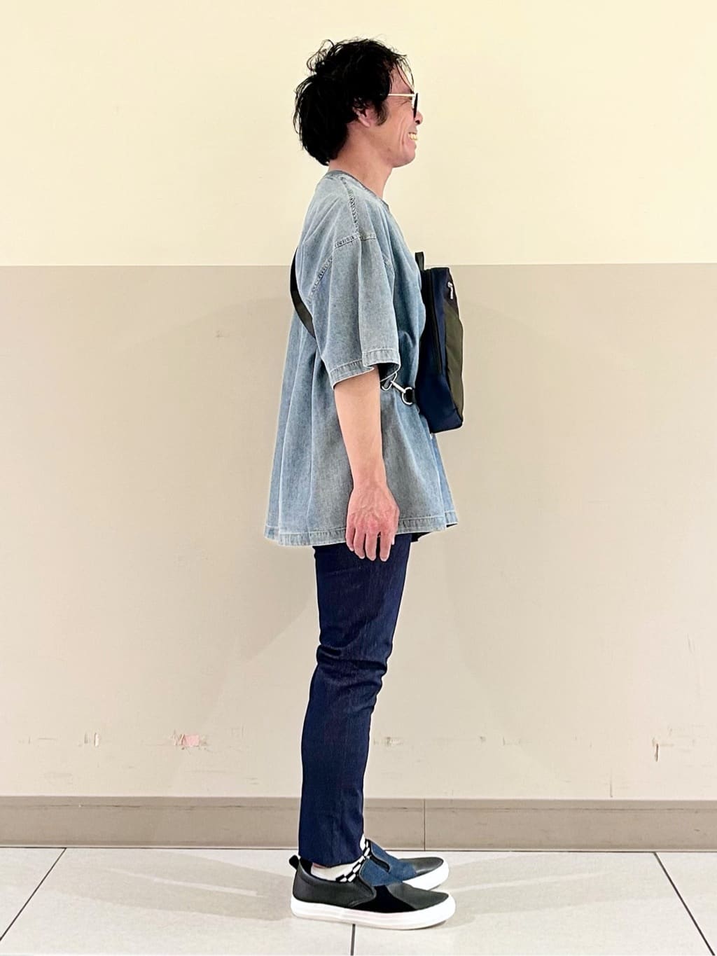 KENJI Iさんの「THE SHOP TK｜ライトデニム半袖Tシャツ【洗濯機OK】」を使ったコーディネート