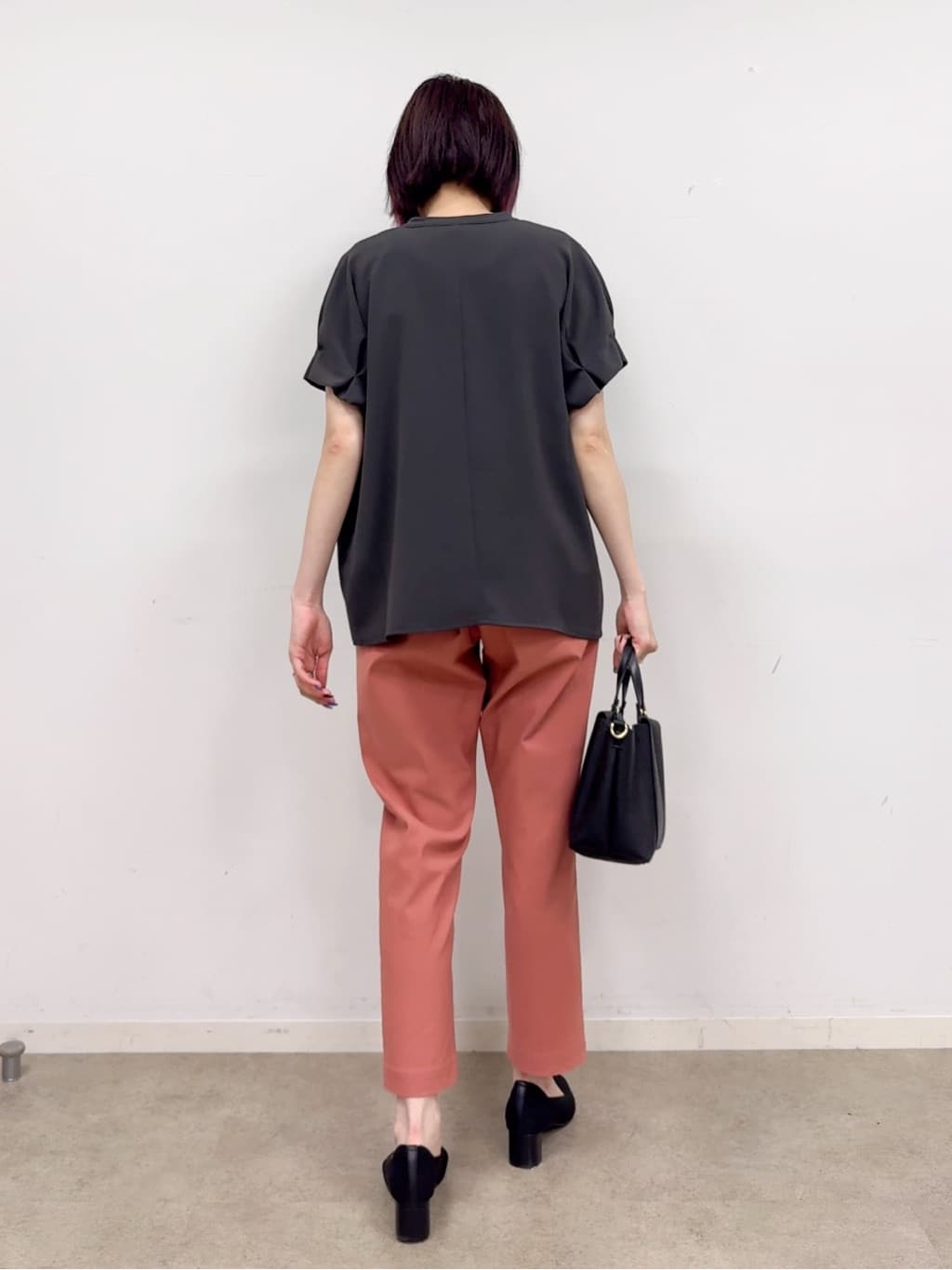 𝐜𝐡𝐢𝐤𝐚さんの「SHOO･LA･RUE｜【S-LL/セットアップ可/ひんやり】きちんと見えで上品 お袖タック スキッパーブラウス」を使ったコーディネート