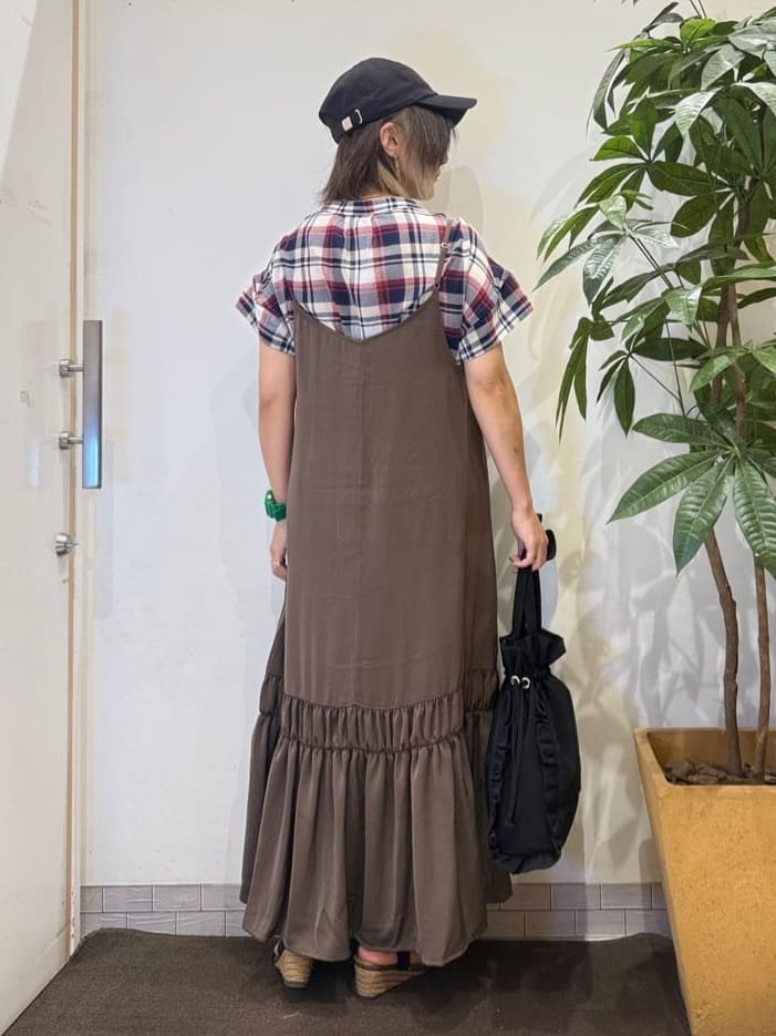 misakiさんの「SHOO･LA･RUE｜【ひんやり】シャーリングがアクセントに 大人のデザインキャミワンピース」を使ったコーディネート