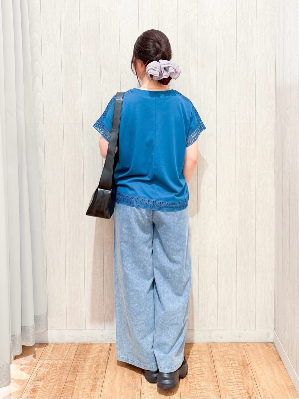 愛さんの「SHOO･LA･RUE｜【S-LL/ひんやり】インせず決まる 楽してきれいなレース付きトップス」を使ったコーディネート