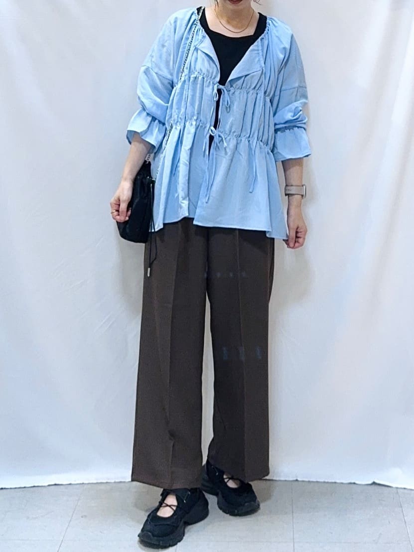 𝐇𝐢𝐫𝐨𝐦𝐢さんの「SHOO･LA･RUE｜シャーリングデザインブラウス」を使ったコーディネート