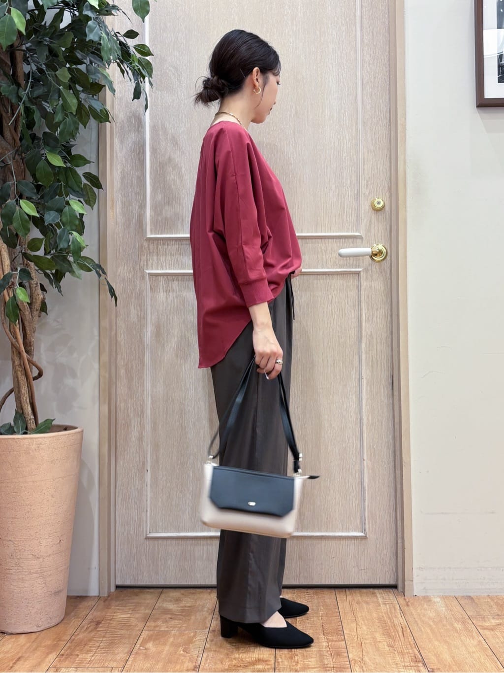 なみさんの「SHOO･LA･RUE｜【高レビュー/洗濯後しわになりにくい】1枚でサマ見え 8分袖ドルマンブラウス」を使ったコーディネート
