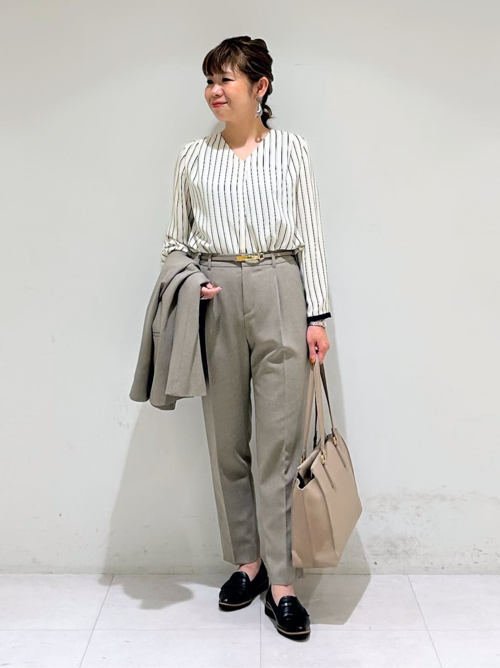 tsuyuさんの「INDIVI｜【通勤／イージーケア】Vネック ジョーゼットブラウス」を使ったコーディネート