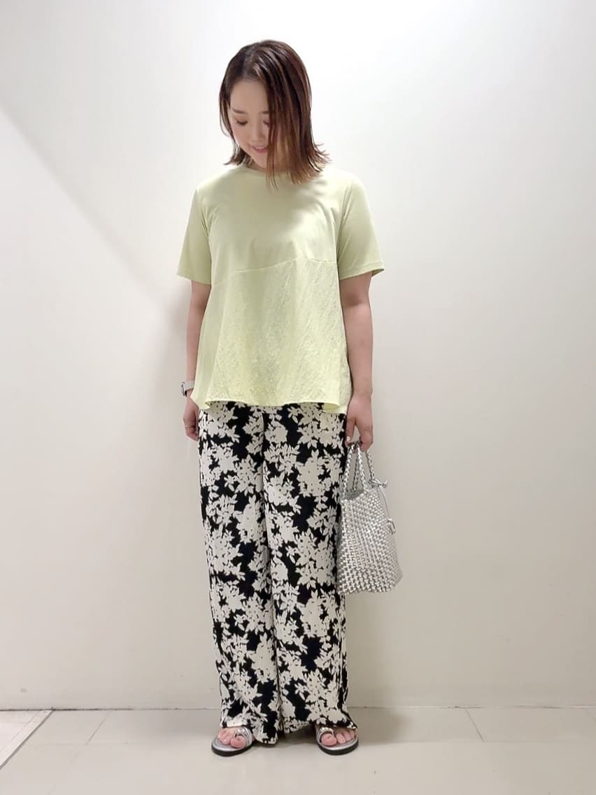 YUIさんの「UNTITLED｜【ウエストゴム/ワイド/柄】モノトーンフラワーパンツ」を使ったコーディネート