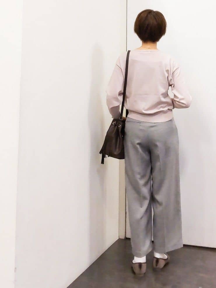 やまちゃんさんの「grove｜ON/OFF毎日使える！袖口ボタンドロップショルダーニット」を使ったコーディネート