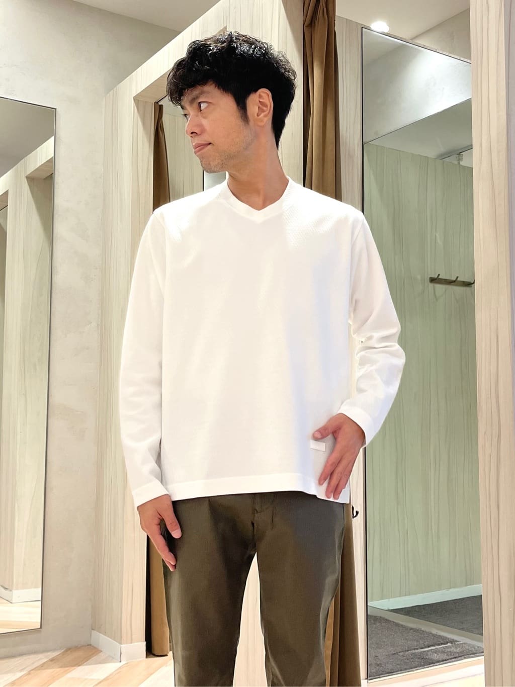 URAさんの「TAKEO KIKUCHI｜【尾州織】ブリスタ Vネック カットソー」を使ったコーディネート