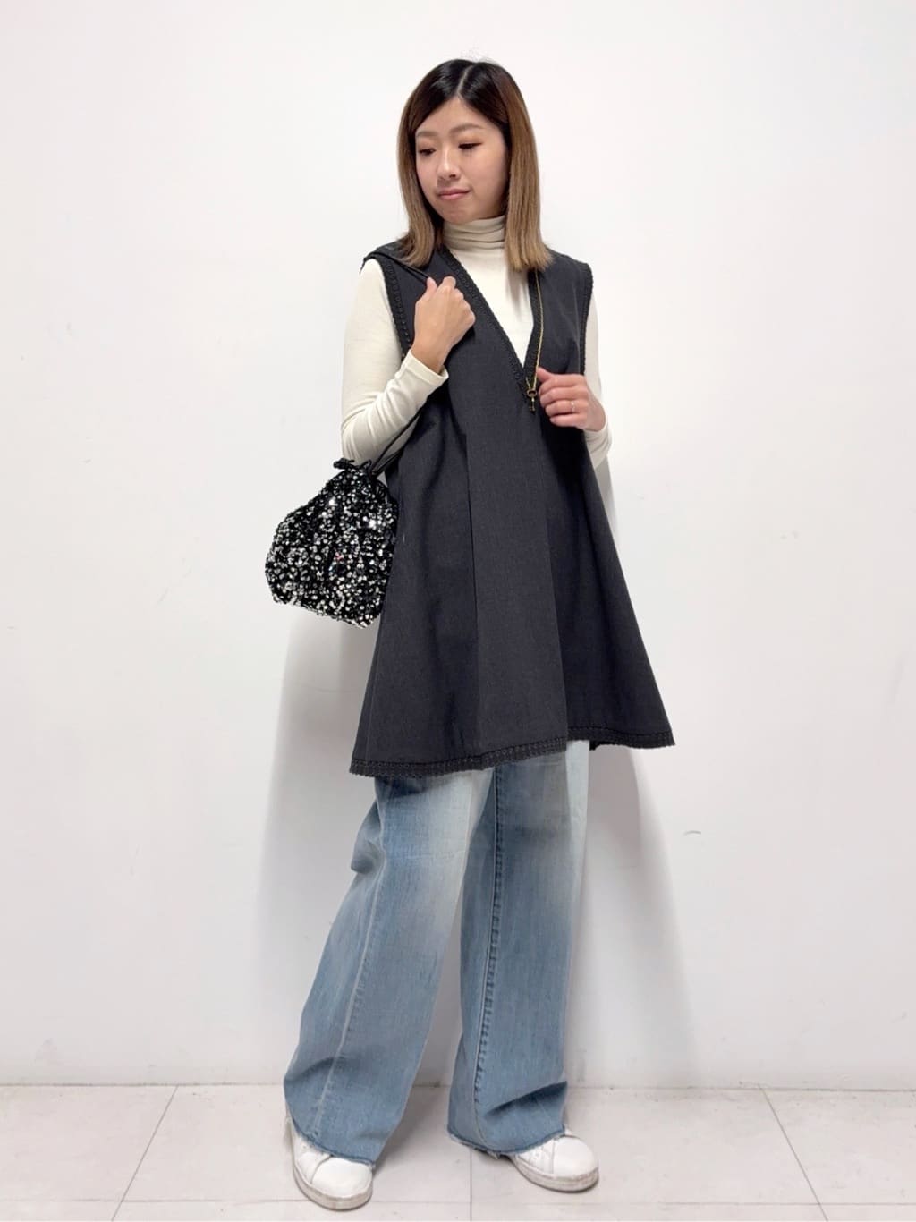 Nishijimaさんの「DRESSTERIOR｜【インナー使いに最適/しっとり暖かな吸湿発熱素材】タートルネックプルオーバー」を使ったコーディネート