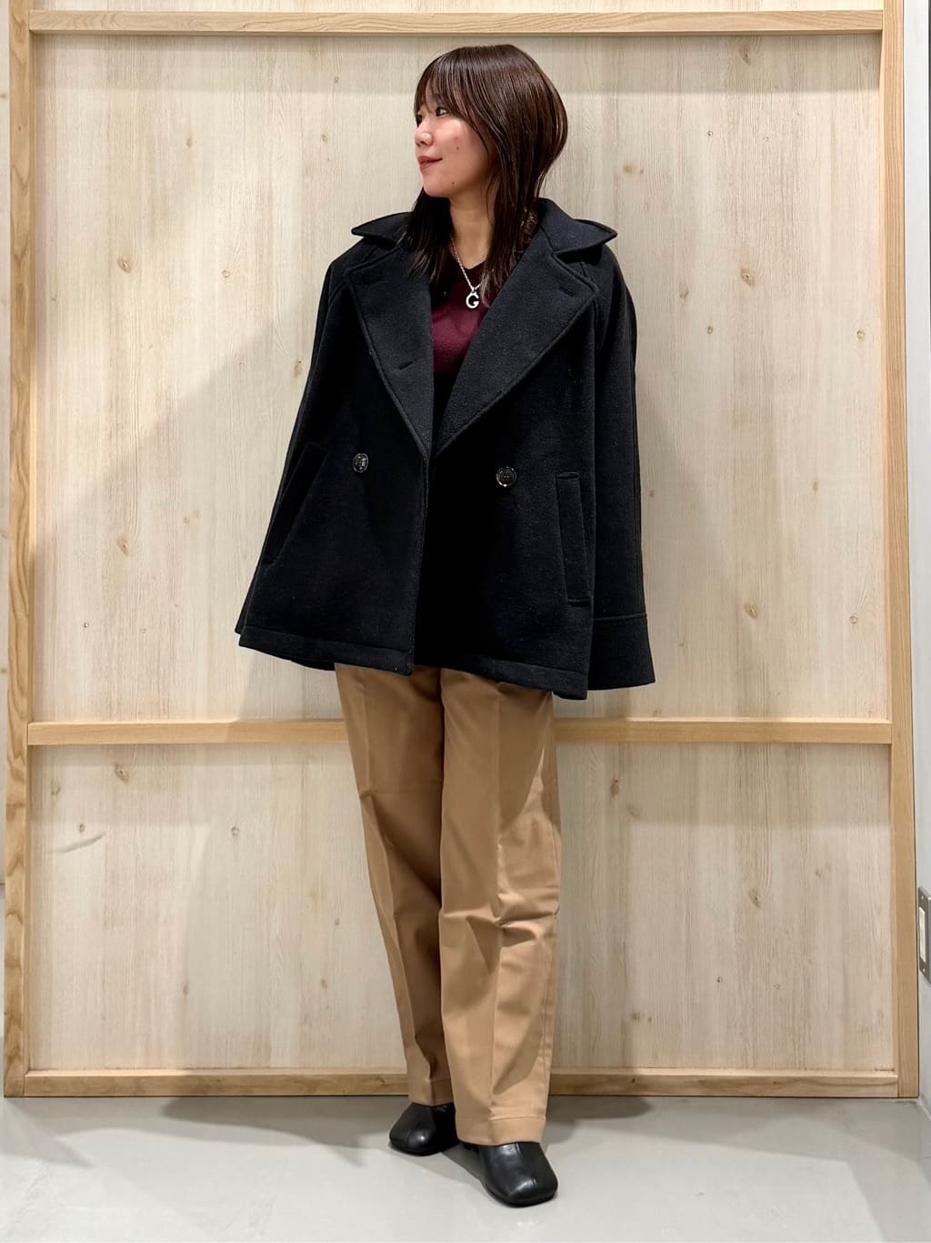 nanaさんの「THE SHOP TK｜【すっきりシルエットが叶う】大人のためのVネックニット/毛玉になりにくい/静電気防止/洗濯機OK」を使ったコーディネート
