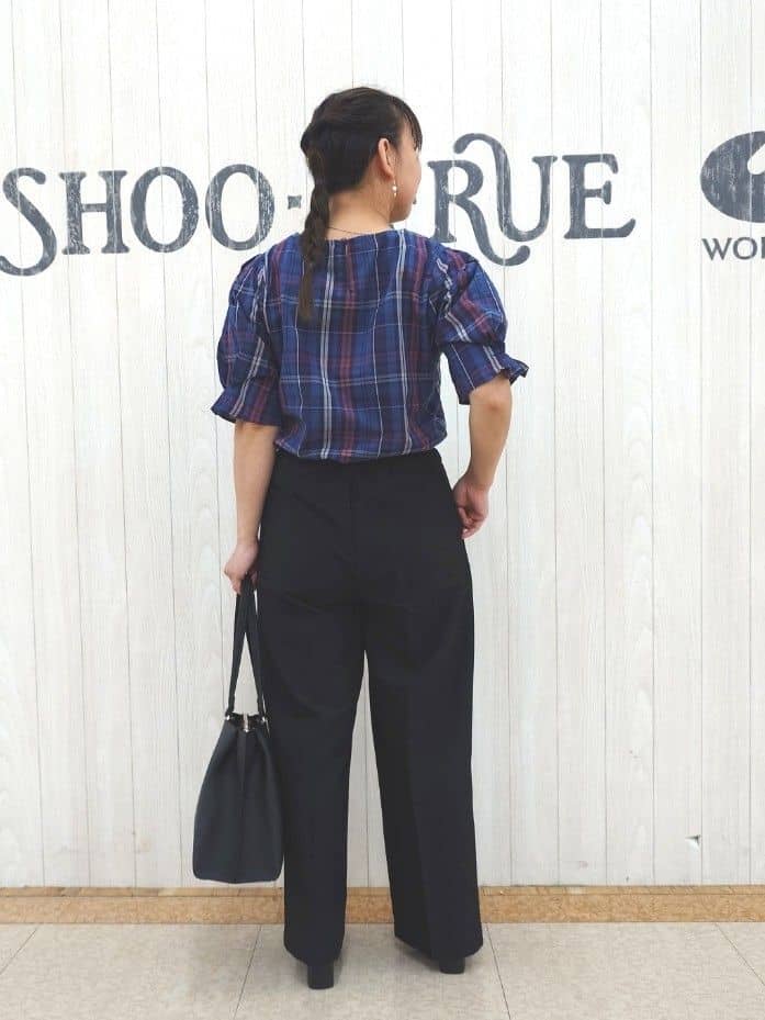 とろろさんの「SHOO･LA･RUE｜【洗濯機可/S-LL】すっきり上品きれい見え タックワイドパンツ」を使ったコーディネート