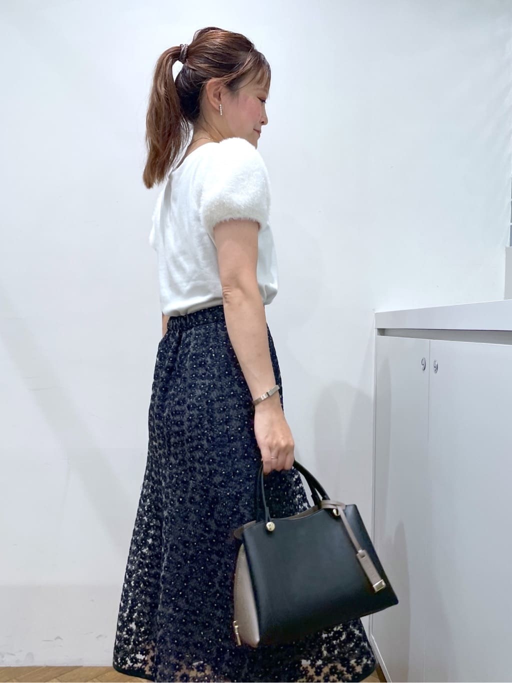 Junさんの「index｜《6色展開》フェザーパフスリーブVネックニット【洗濯機洗い可】」を使ったコーディネート