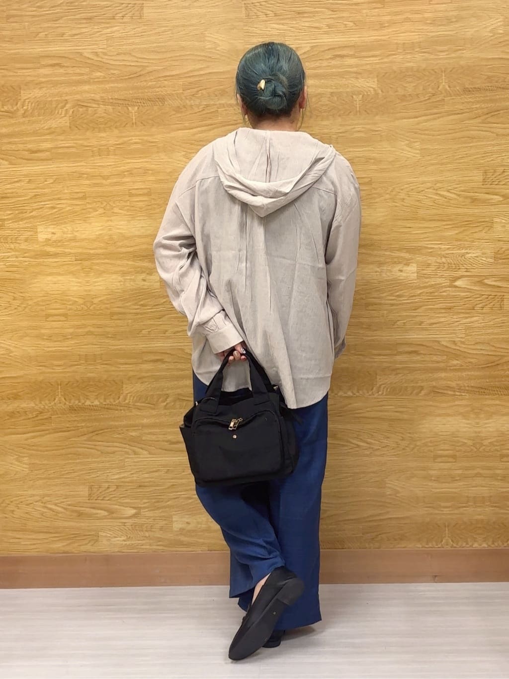 ぁむさんの「SHOO･LA･RUE｜【S-LL/洗濯後しわになりにくい】ゴールドパーツできれい見え 麻調タックワイドパンツ」を使ったコーディネート