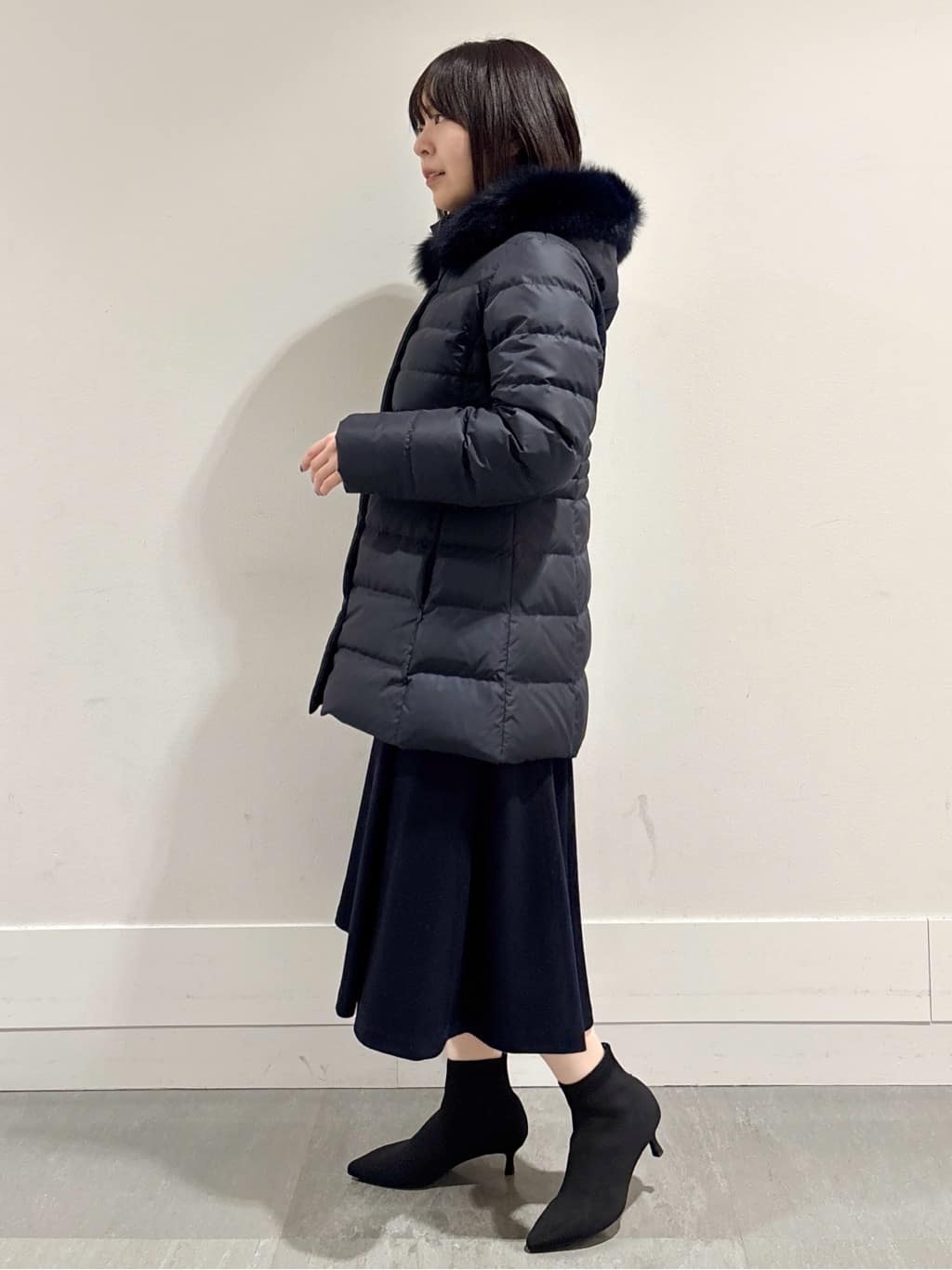 モエカさんの「UNTITLED｜【はっ水機能/フード取り外し可】ミディダウンコート」を使ったコーディネート