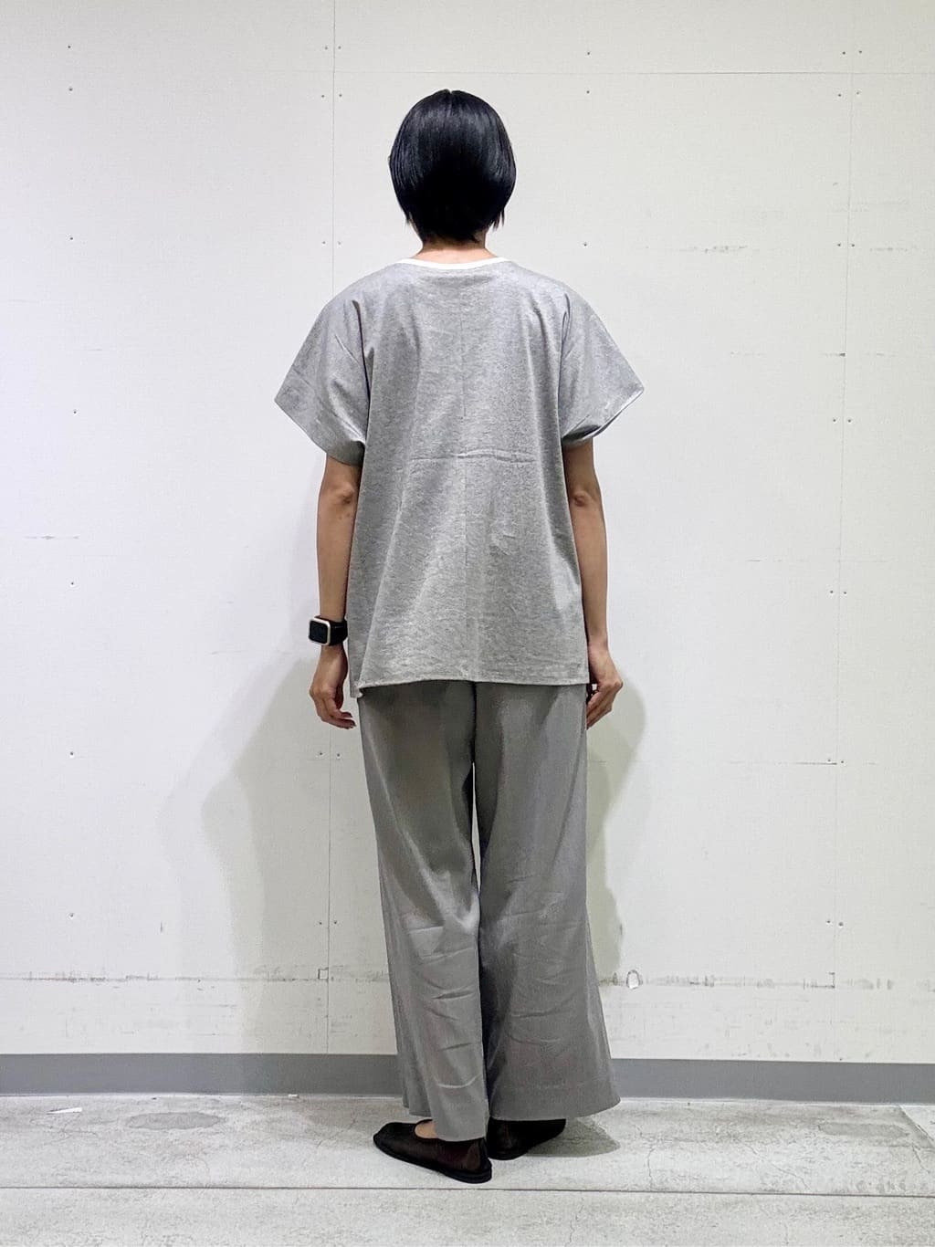 naoさんの「INDIVI｜【洗える／汗ジミ防止】バイカラー＆アシメヘム Tシャツ」を使ったコーディネート