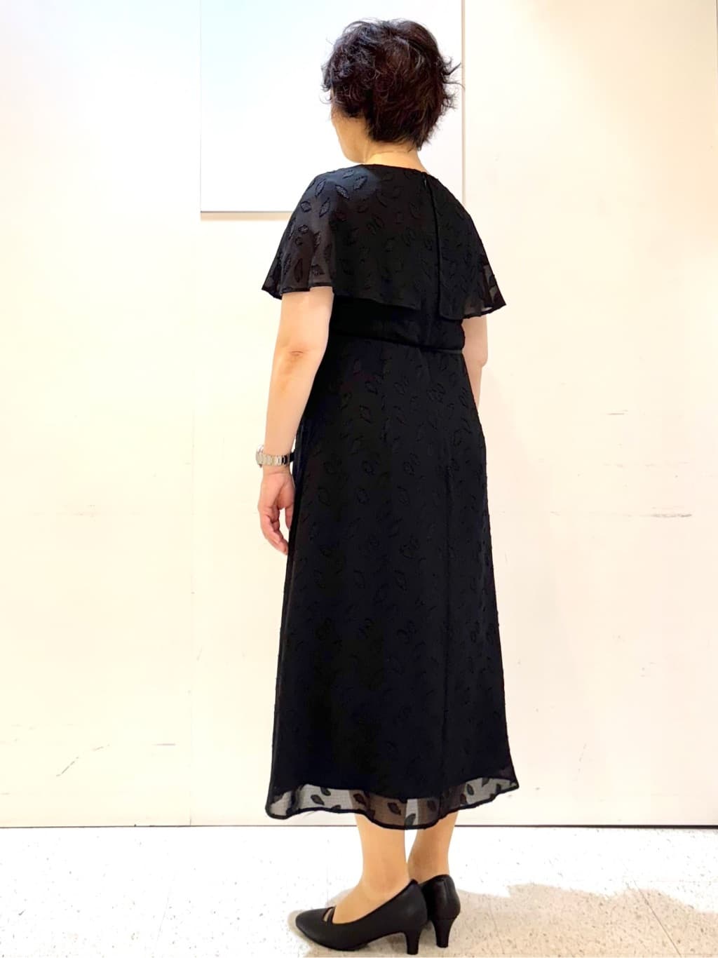 ヤスコさんの「Reflect｜【撥水／二の腕カバー】ケープデザインワンピース」を使ったコーディネート