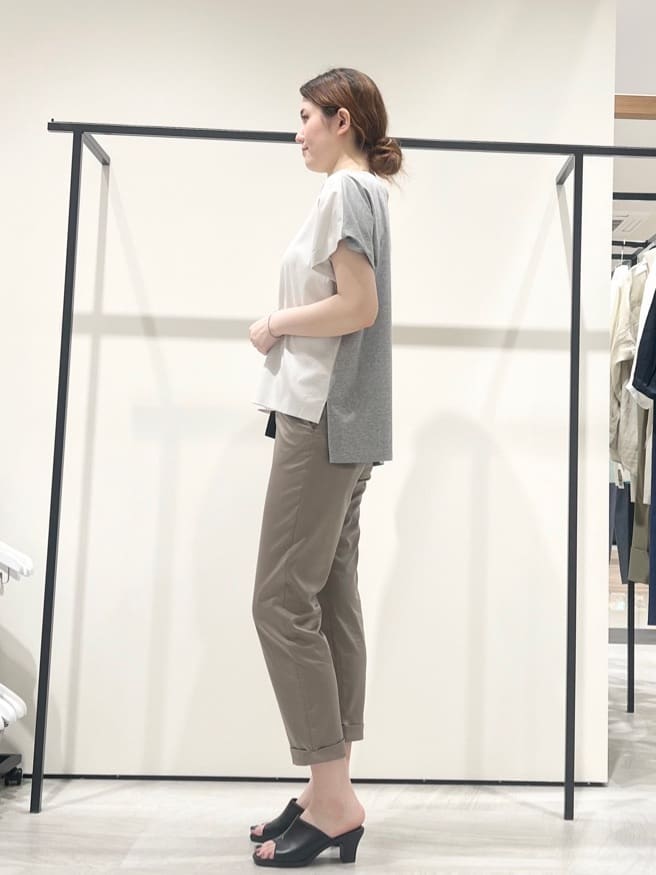 T.Kさんの「INDIVI｜【洗える／汗ジミ防止】バイカラー＆アシメヘム Tシャツ」を使ったコーディネート